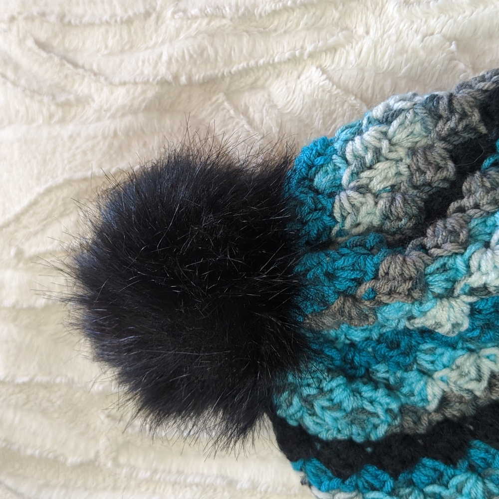 Women's Faux Fur Pom Beanie - Picture 3 of 6